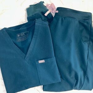 FIGS - Medium top - Medium pants (joggers)